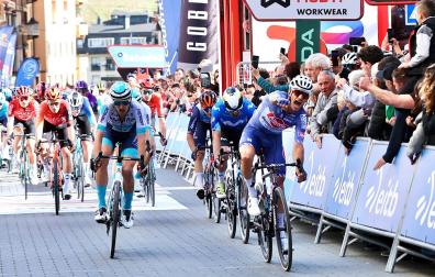 Quinten Hermans levanta el brazo tras vencer al esprint en la tercera etapa de la Vuelta al país Vasco con meta en Alsasua.