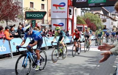 Primer paso por Alsasua del pelotón de la Vuelta al País Vasco en la tercerta etapa./
