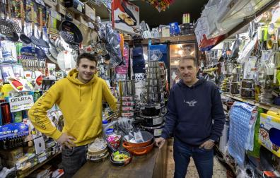 Telmo y Enrique Sanz, en la ferretería Sanz de la calle Mayor de Pamplona