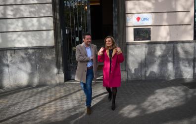 Cristina Ibarrola y Alejandro Toquero, el pasado 27 de marzo ante el portal de la sede de UPN