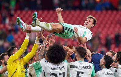 Pablo Ibáñez, autor del gol histórico, fue manteado por sus compañeros./