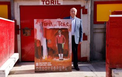 El pintor santanderino Indalecio Sobrino Junco, junto al cartel que anunciará la Feria del Toro de este año