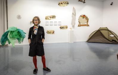 Alicia Otaegui en la exposición que presenta en el Centro Cultural de Noáin