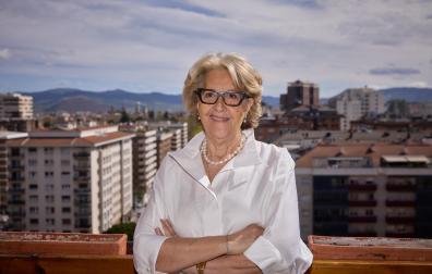 La pamplonesa Amparo Zubiri Jaurrieta, en la terraza de su casa de la avenida Bayona, con Pamplona y algunos pueblos de la cuenca de fondo.