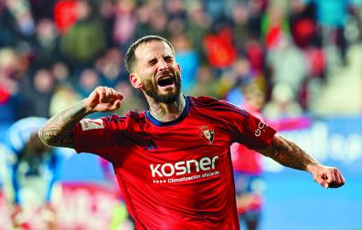 Kosner es el principal patrocinador de Osasuna y el contrato se ha renovado recientemente hasta 2026. En la foto, Rubén García luciendo la camiseta con la marca