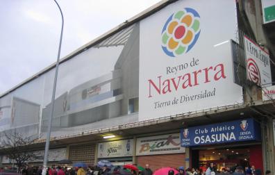 Lonas en El Sadar con la campaña Reyno de Navarra en 2006 que dejaba 1,5 millones al año