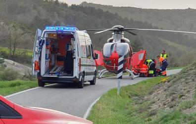 Agentes de la Policía Foral junto al helicóptero que trasladó a uno de los motoristas accdentados este domingo./