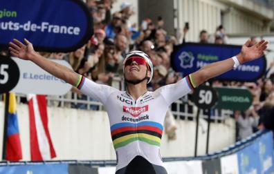 Van der Poel celebra su victoria al cruzar la meta de la París Roubaix