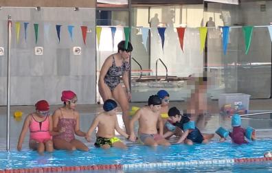 Uno de los chapuzones inclusivos que se han dado alumnos y alumnas de 4ºB y aula Colorines del colegio Juan Bautista Irurzun de Perala, gracias al proyecto ‘Inclusión inversa en la piscina’