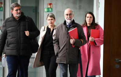 El consejero de Salud, Fernando Domínguez, a su llegada este martes a la comisión parlamentaria