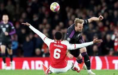 Harry Kane trata de marcharse de Gabriel durante el partido./