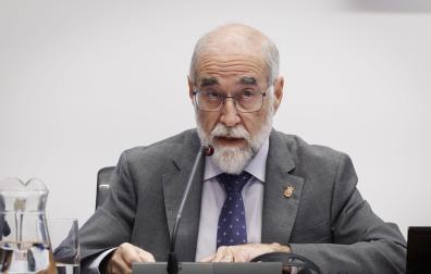 El consejero de Salud, Fernando Domínguez, durante su comparecencia este martes en comisión parlamentaria
