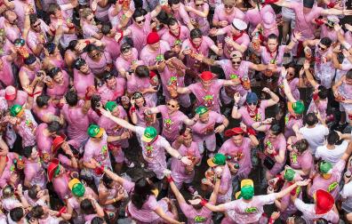 Ambiente típicamente sanferminero tras el chupinazo de las fiestas de 2023.