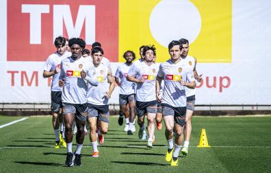 Los jugadores del Valencia se ejercitan a la vuelta al trabajo este miércoles, 10 de abril.