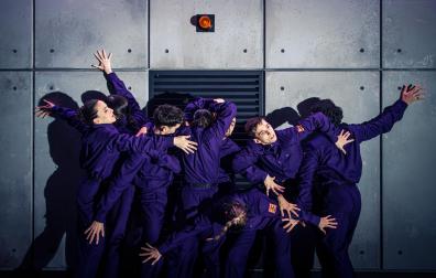 Los ocho bailarines, en un momento de 'Halley'