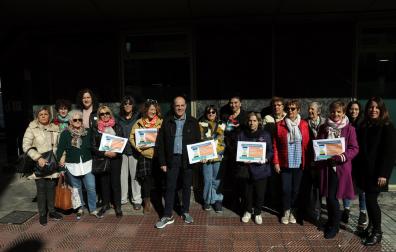 Representantes de COCEMFE y pacientes entregan testimonios al Defensor del Pueblo.