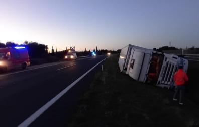 Imagen del estado en el que ha quedado el camión que se ha salido de la vía en Unzué
