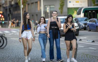 Un grupo de jóvenes toma un helado en Pamplona, donde ayer se alcanzaron los 28 grados