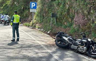 Lo moto accidentada, en el arcén