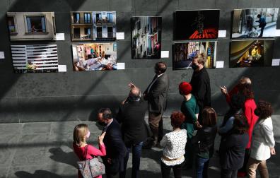 Un grupo de parlamentarios en la inauguración de una exposición pictórica en el atrio de la Cámara.