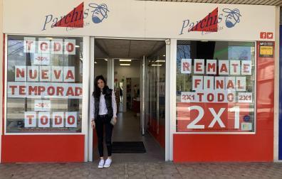 Ekhiñe, junto al escaparate de Calzados Parchís en Sarriguren