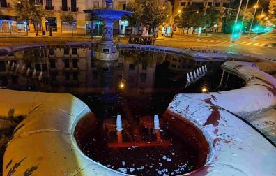 La plaza de Merindades de Pamplona teñida de rojo