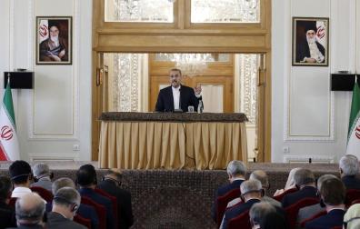 El Ministro de Asuntos Exteriores iraní, Hossein Amir-Abdoulahian, pronuncia un discurso sobre el ataque a Israel, frente a los embajadores extranjeros en Teherán