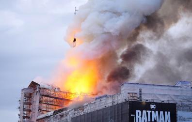 Fotos del incendio de la antigua bolsa de Copenhague. /