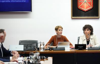 Javier Esparza (UPN), interviniendo en el Parlamento, la presidenta María Chivite y la socialista Ainhoa Unzu, que preside la comisión de Régimen Foral de la Cámara.