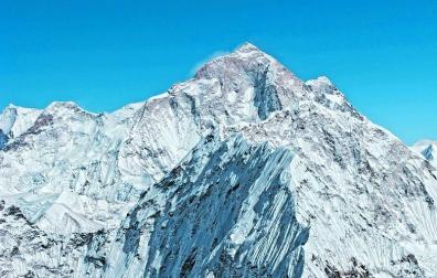 Una vista de la tremenda pirámide rocosa que es el Makalu (8.563m) desde el Ama Dablam