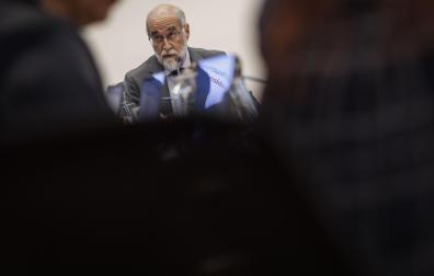 El consejero Fernando Domínguez, hablando en el Parlamento