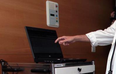 Un médico del SNS-O consulta un ordenador portátil en una imagen de archivo