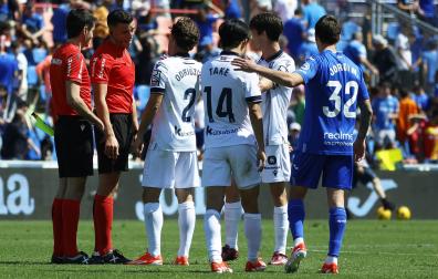 Los jugadores de la Real conversan con el colegiado al finalizar el encuentro.