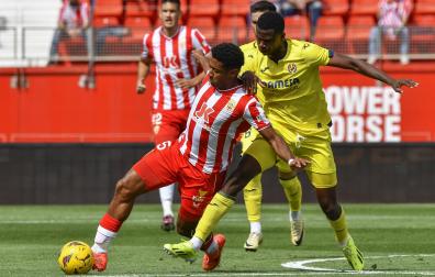 'Choco' Lozano pelea con Yerson Mosquera durante el partido.