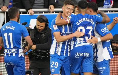 Los alavesistas celebran el tanto de Luis Rioja que certificaba el triunfo sobre el Atlético de Madrid.