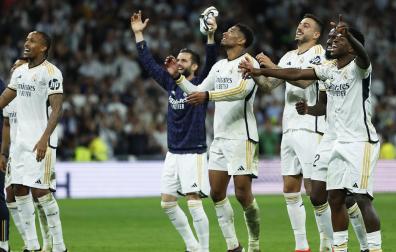 Los jugadores del Real Madrid celebran con su afición la victoria contra el FC Barcelona.