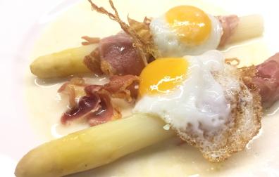 Solo tres ingredientes y un plato delicioso con espárragos por delante.