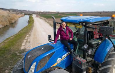 María José Arrondo Lahera, en su tractor en un paraje de su pueblo, Fustiñana