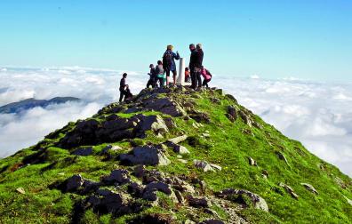 Un grupo de montañeros en la cima del Orhi, una de las cumbres navarras que se ascenderán este fin de semana
