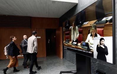 Los socialistas Chivite, Arasti y Alzórriz se dirigen al hemiciclo del Parlamento foral