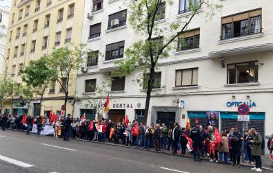 Militantes y simpatizantes del PSOE comienzan a llegar a Ferraz para trasladar su apoyo a Pedro Sánchez