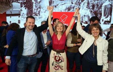 En un gesto triunfal, Cristina Ibarrola levanta las manos de Alejandro Toquero y Cristina Sota, al término del congreso que UPN celebró en el Hotel Tres Reyes