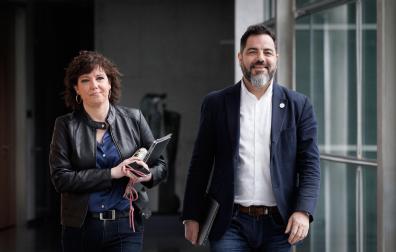 Los portavoces del PSN-PSOE, Ramón Alzórriz y Ainhoa Unzu a su llegada este lunes a la reunión de la Mesa y Junta de portavoces que se celebra en el Parlamento de Navarra