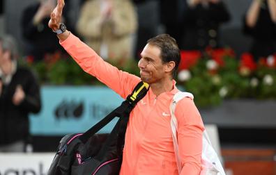 Rafa Nadal saluda al público en el Mutua Madrid Open
MUTUA MADRID OPEN;TENIS;FAMOSOS;PARTIDO
José Oliva / Europa Press
30/04/2024