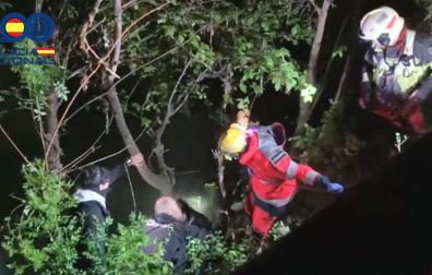 Agentes de la Policía Nacional y Bomberos de Navarra rescataron en la madrugada del pasado domingo, 28 de abril, a una mujer que cayó al cauce del río Arga en el barrio de San Jorge de Pamplona desde un terraplén de gran altura en la Calle Doctor Salva.