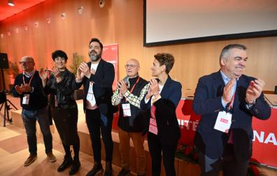 Santos Cerdán, a la derecha, este sábado en el comité regional del PSN