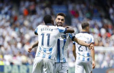 Becker celebra su gol con su compañero Brais