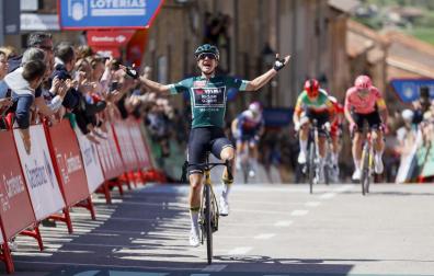 Marianne Vos alza los brazos celebrando su victoria en la meta de Sigüenza