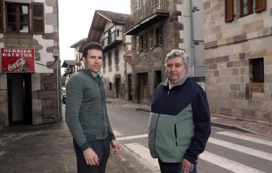 Delante de la posada, Julen Iriarte Irazoki, concejal del Concejo de Narbarte, y Andrés Etxenike Iriarte, alcalde del valle de Bertizarana.