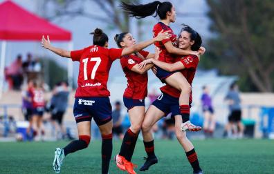 Guallar celebra su segundo gol con Yiyi, Iara y Valero.